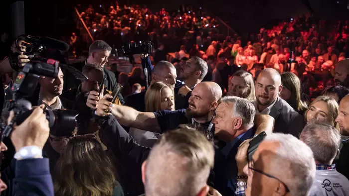 Háborúellenes Gyűlés: beindult a szelfigyár Orbán Viktorral