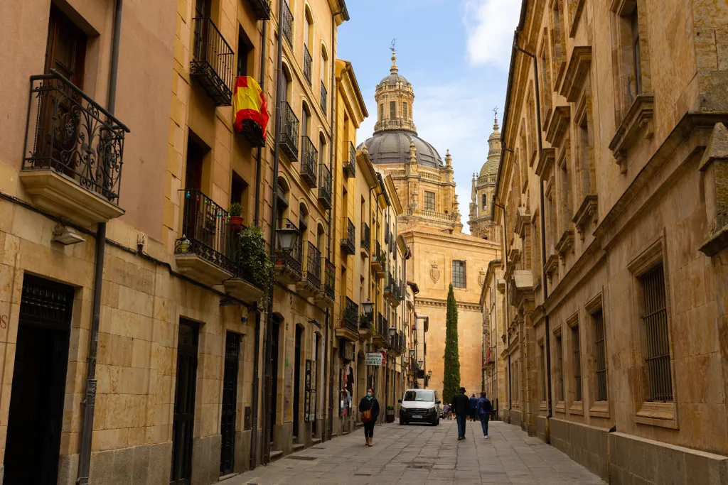 Barcelona gótikus negyede, háttérben a Szent Eulália katedrálissal. Ez a katalán város legrégebbi negyede, az igazi óvárosa amelyet eredetileg még a rómaiak alapítottak Kr. e. 133-ban Colonia Faventia Julia Augusta Pia Paterna Barcino néven. 