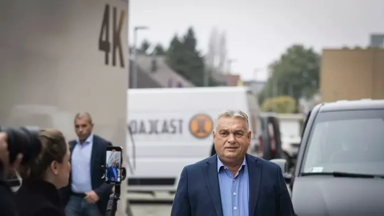 Orbán Viktor így érkezett meg a Háborúellenes Gyűlésre - Videó