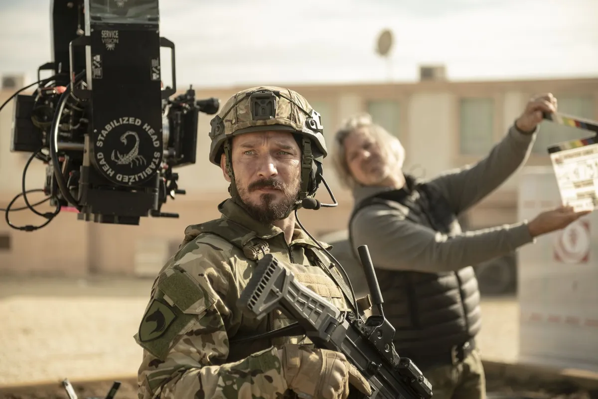 Jászberényi Gábor teljes katonai felszerelésben a Sárkányok Kabul felett forgatásán.