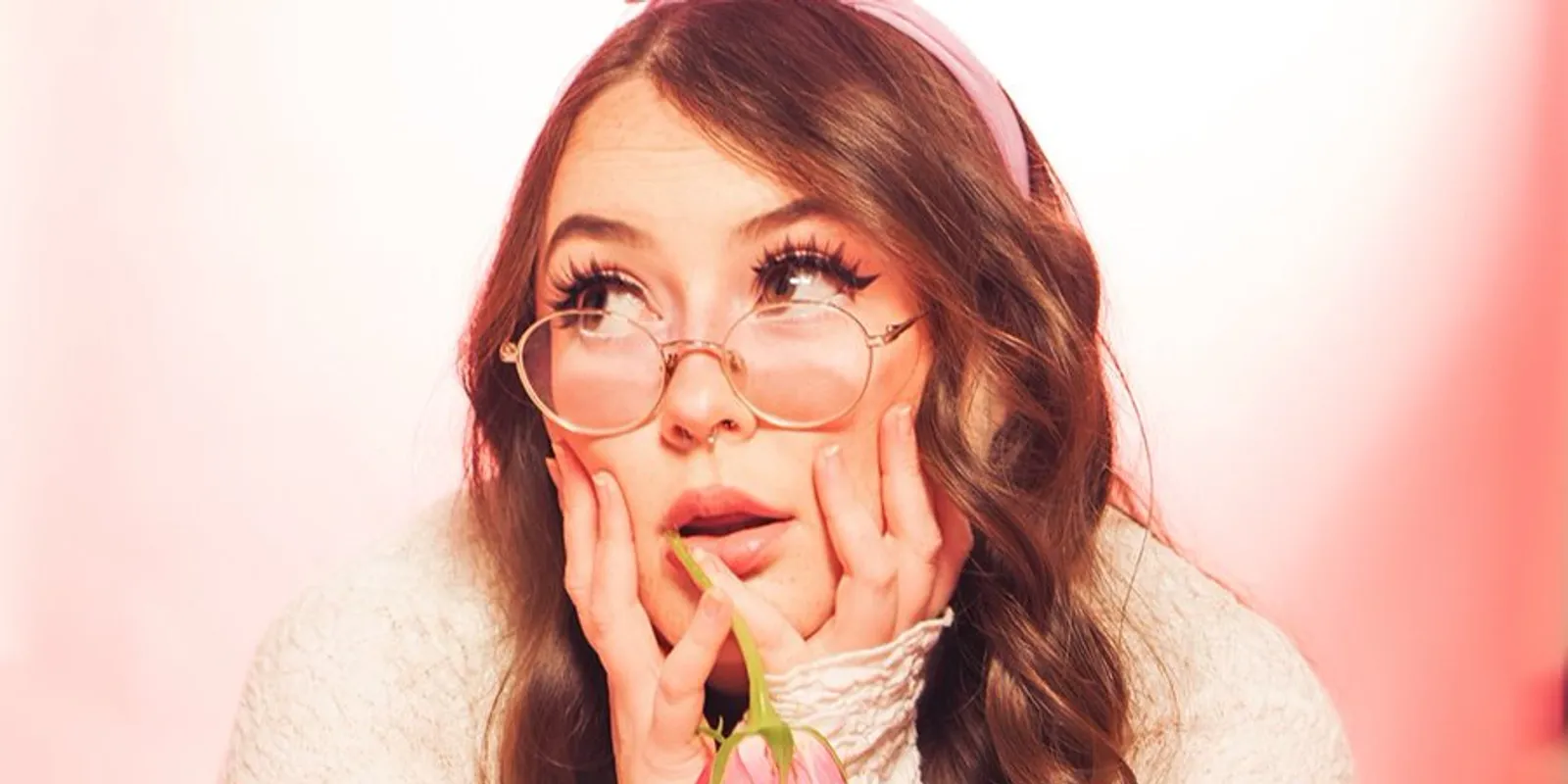 Ritka betegsége miatt hatalmas mellekkel él egy fiatal nő