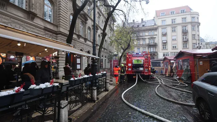 Tűzoltók harcolnak a Bazilika mellett