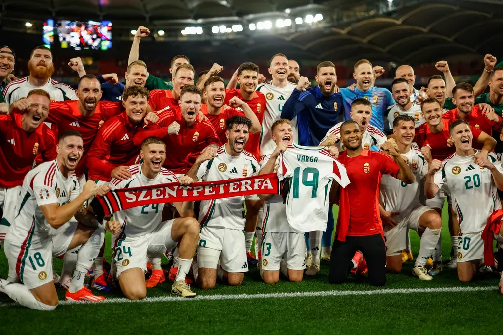 Szoboszlai Dominik testőre a hátsó sorban, Szalai Attila mögött látható