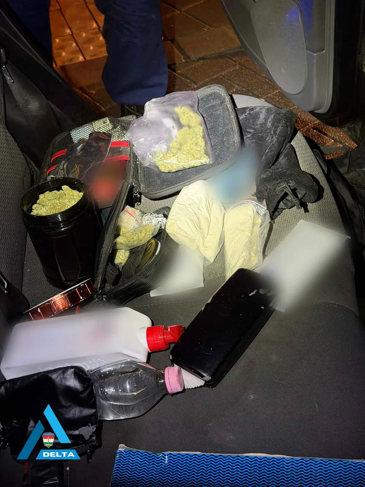 A kocsi átkutatása során a férfi hátizsákjából többféle – összesen mintegy 370 gramm – droggyanús anyag került elő: növényi törmelékek, fehér por, tabletta és folyadék