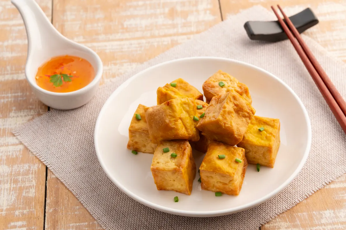 Alacsony kalóriás ebéd airfryer-ben: fűszeres ropogós tofu