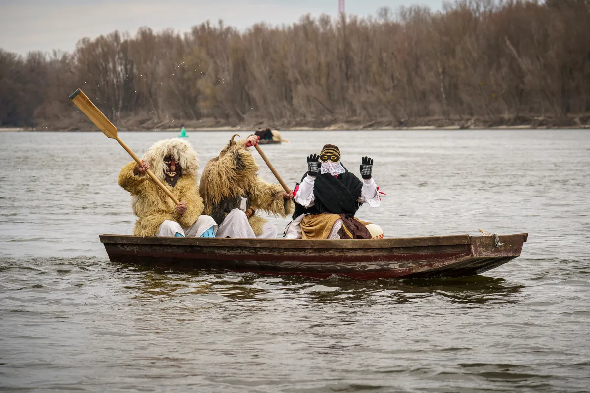 Mohácsi busók eveznek át a Dunán.