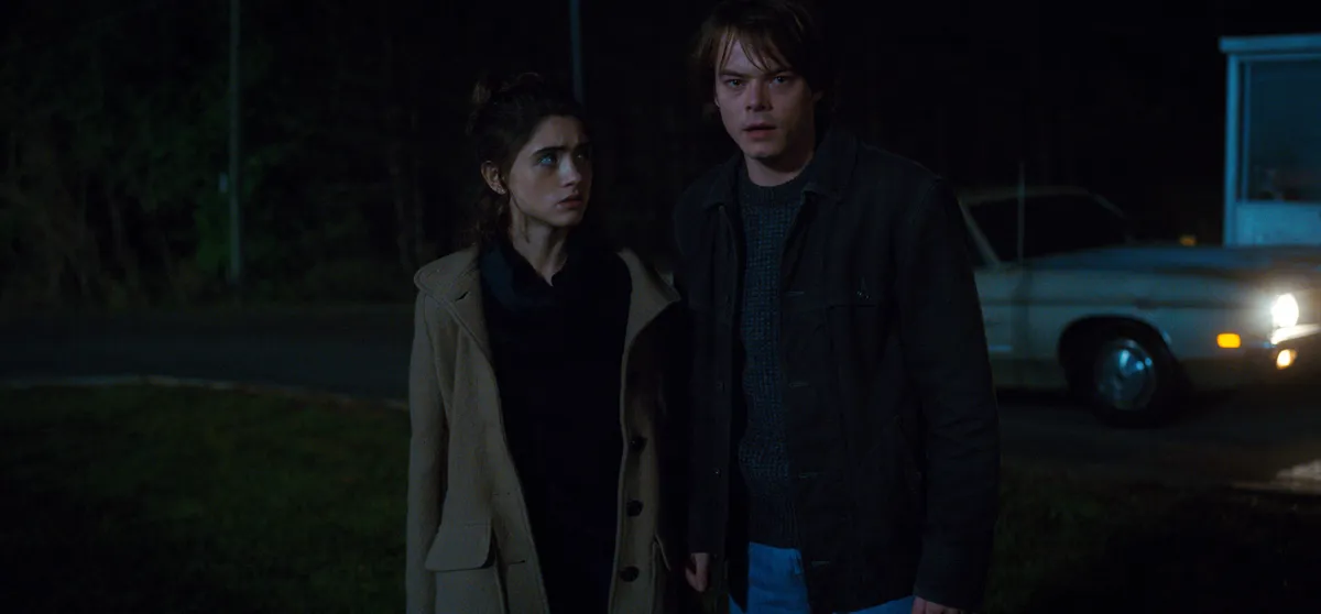Natalia Dyer és Charlie Heaton a Stranger Things sorozat egyik jelenetében.