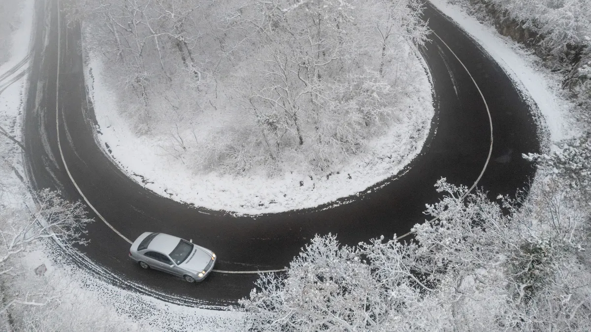 A drónnal készült felvételen havas táj a Mecsekben 2025. november 22-én 