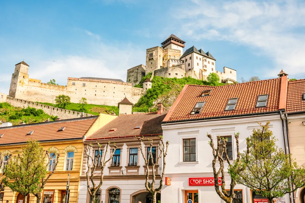 A város egy elismert filmfesztiválnak is otthont ad, amelyet a szomszédos Trenčianske Teplice fürdővárossal együtt szervez.