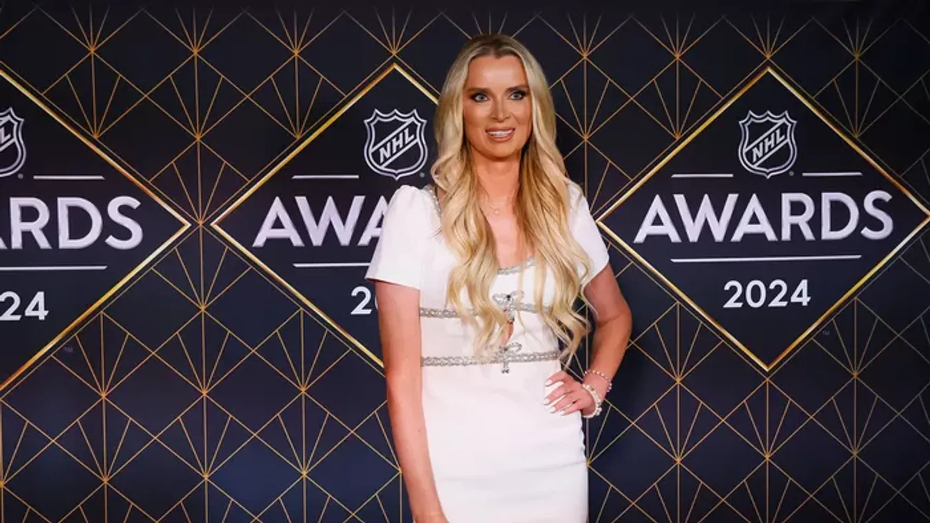 Megmutatta, mi az igazi szépség: merész ruhában pózol a dögös hoki-szakértő