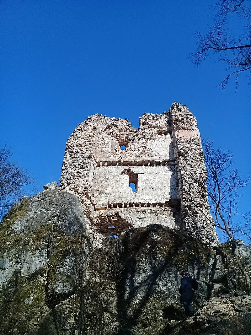 Várpalota egyik izgalmas túralehetősége Bátorkő váromja