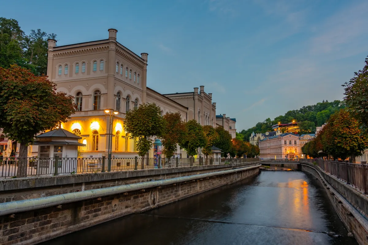 A békebeli fürdőváros Karlovy Vary ma is kedvelt turisztikai úti cél