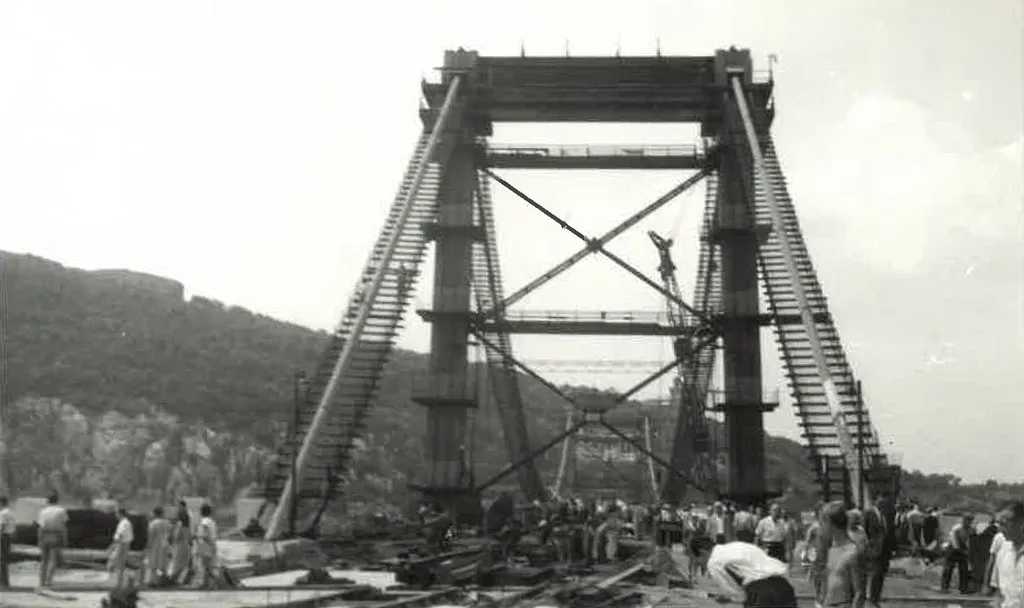 Az épülő Erzsébet híd kapuzata.