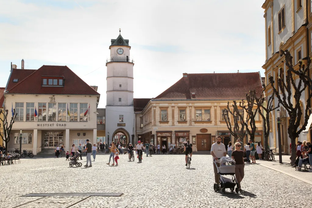 A XV. században emelt Városi torony, ahonnan szép kilátás nyílik Trencsénre.
