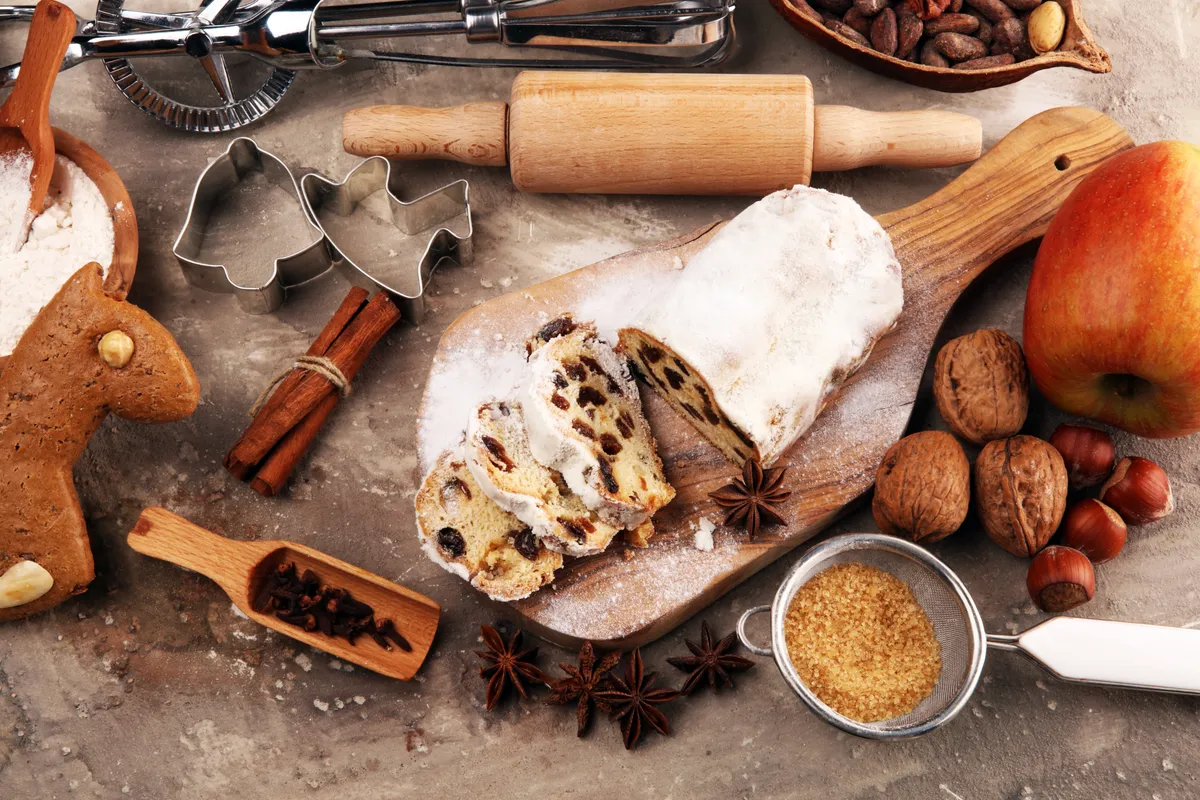 Kész gyümölcskenyér néhány hozzávalóval és sütéshez alkalmas konyhai eszközökkel