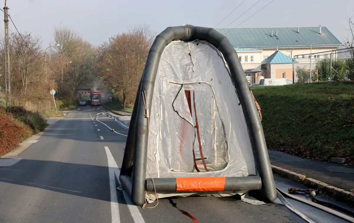 Vasúti híd alá szorult egy sósavat szállító kamion Miskolcon

