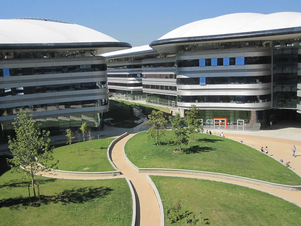 A modern építészetet képviseli a Luigi Einaudi kampusz, amely a Jogi Kar épületeit foglalja magában.