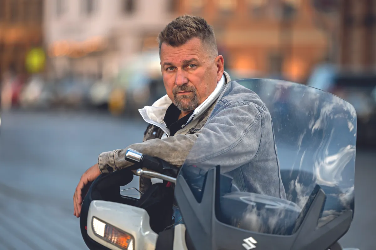 Még kutatja, ki is ő valójában