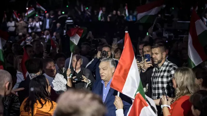 Zúg a Viktor, Viktor: Szupersztárként vonult be Orbán Viktor a Háborúellenes gyűlésre