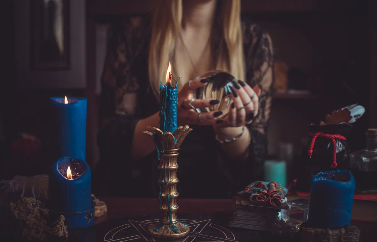 Szerelmi kötés végzése oltár előtt