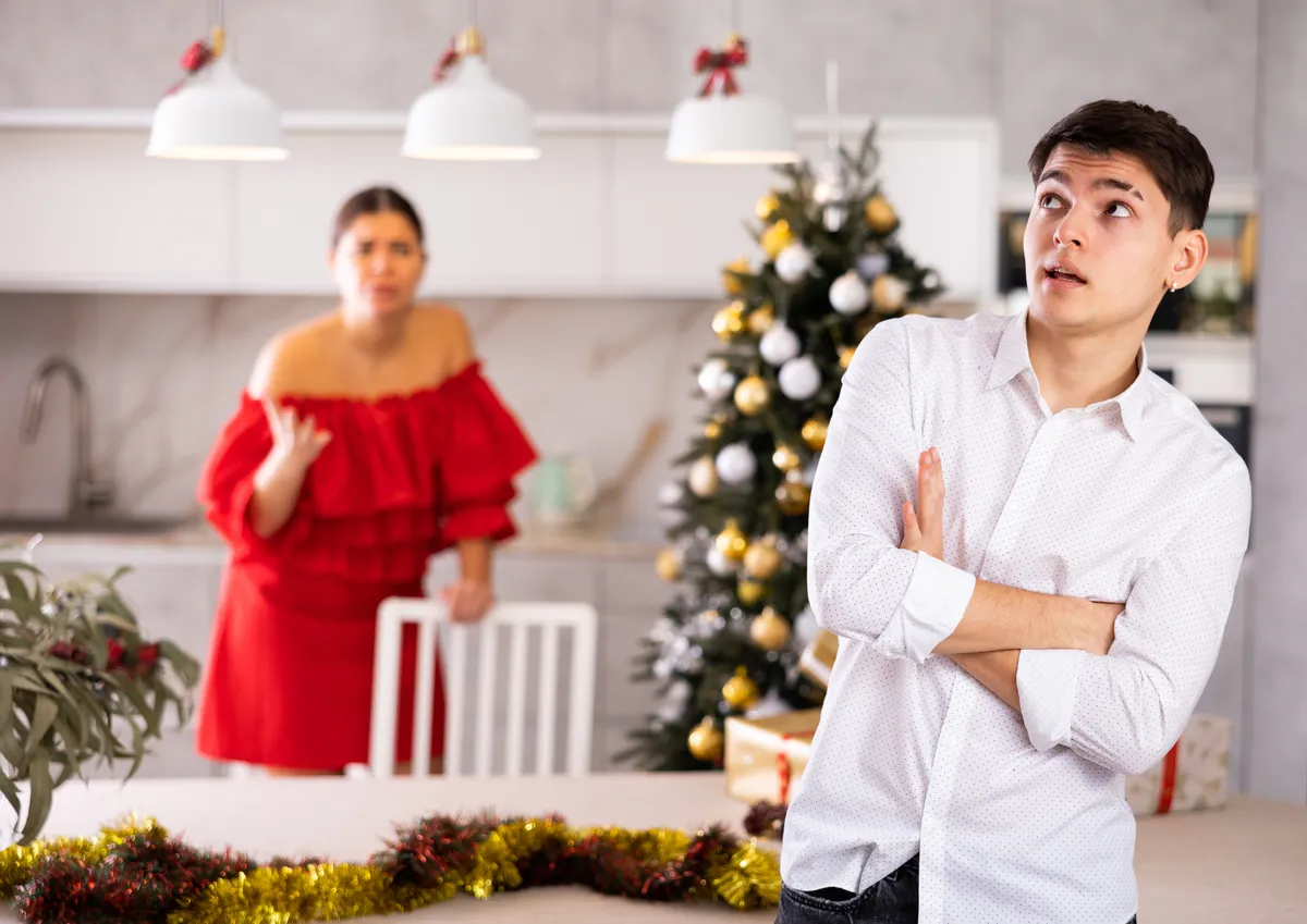 Karácsonykor veszekedő pár, mert a nő a horoszkópja alapján szereti a drámát.
