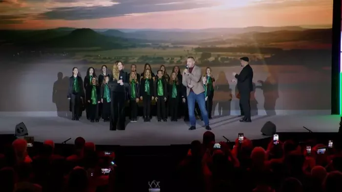 Curtis és Radics Gigi újra együtt a Háborúellenes Gyűlésen: „A dalban benne van, mennyit veszíthetnénk egy háborúval…”