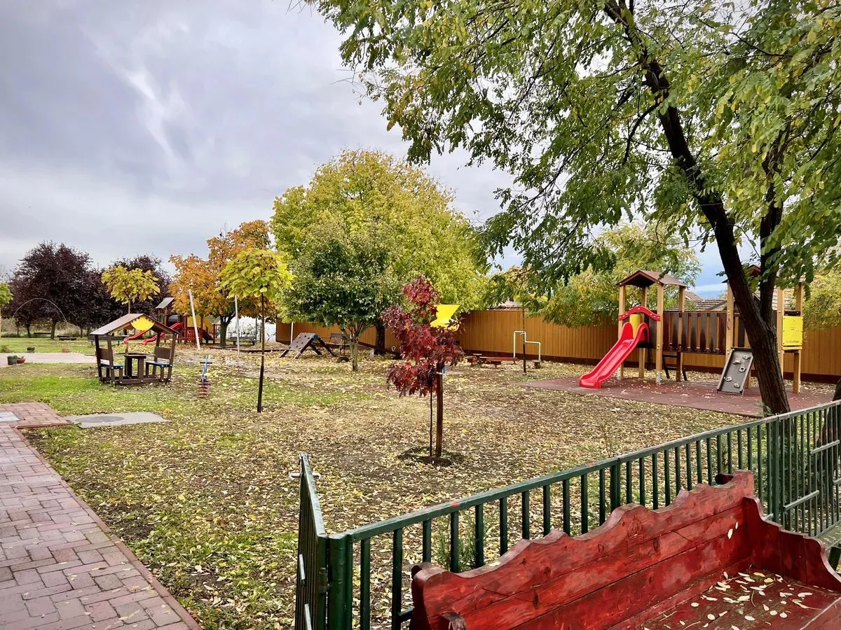 Hat éve ezen a játszótéren történt a mászókabaleset.