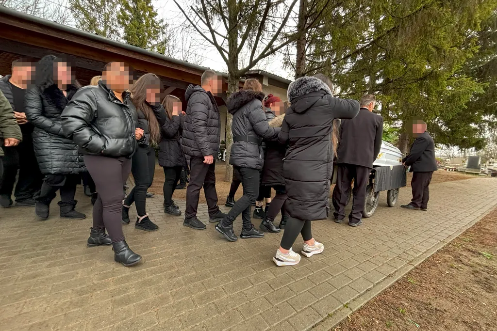 Vonat elé hajtó srác temetése 2025_11_17
Temetés Szentmártonkátán