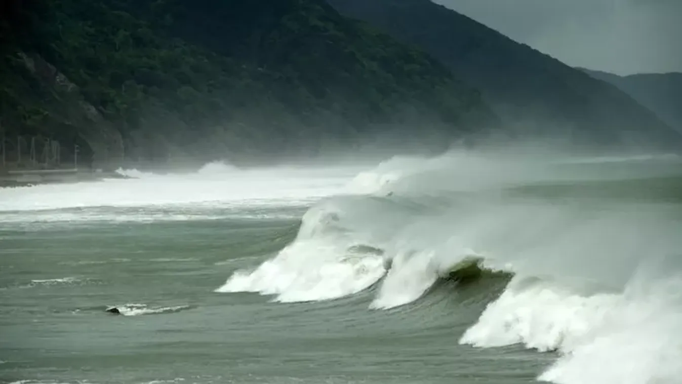 Tájfun fenyegeti az országot, több tízezer embert kellett evakuálni
