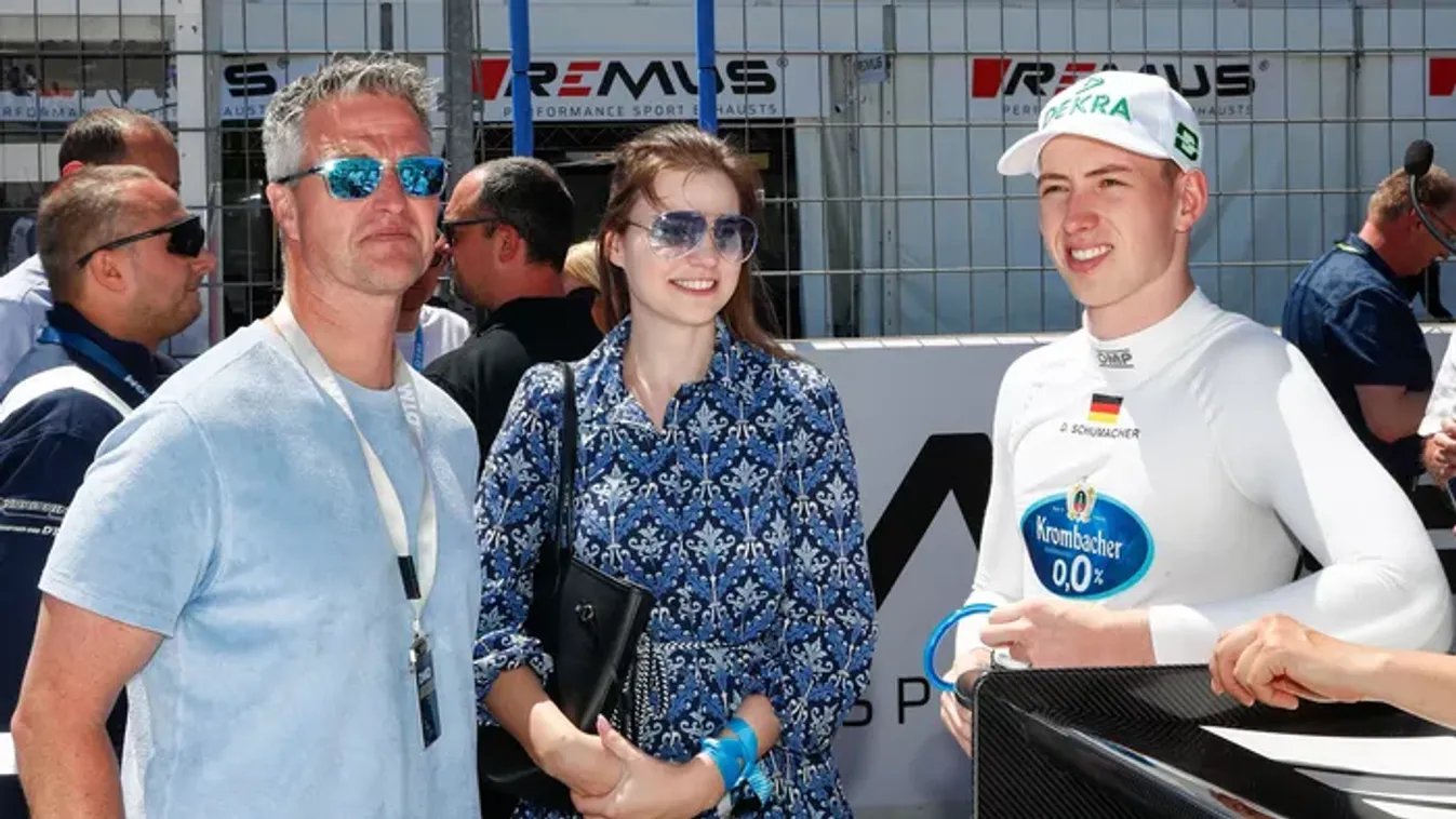 Schumacher rápirított a fiára, miután az eljegyezte magyar szerelmét