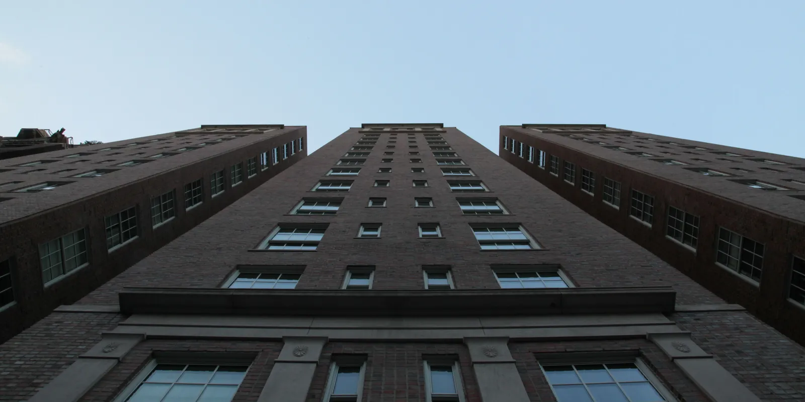 Halálba zuhant a huszadikról egy kétéves kisfiú