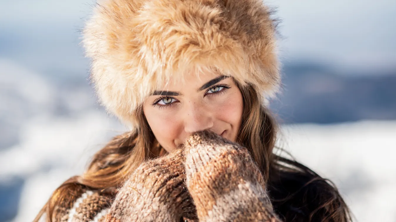 Tökéletes bőrápolási rutint követő gyönyörű nő télen