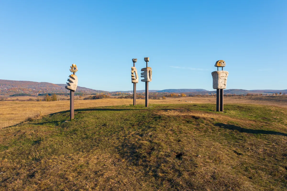 A Balaton-felvidék egyik látványossága, a kővágóörsi szobrok.