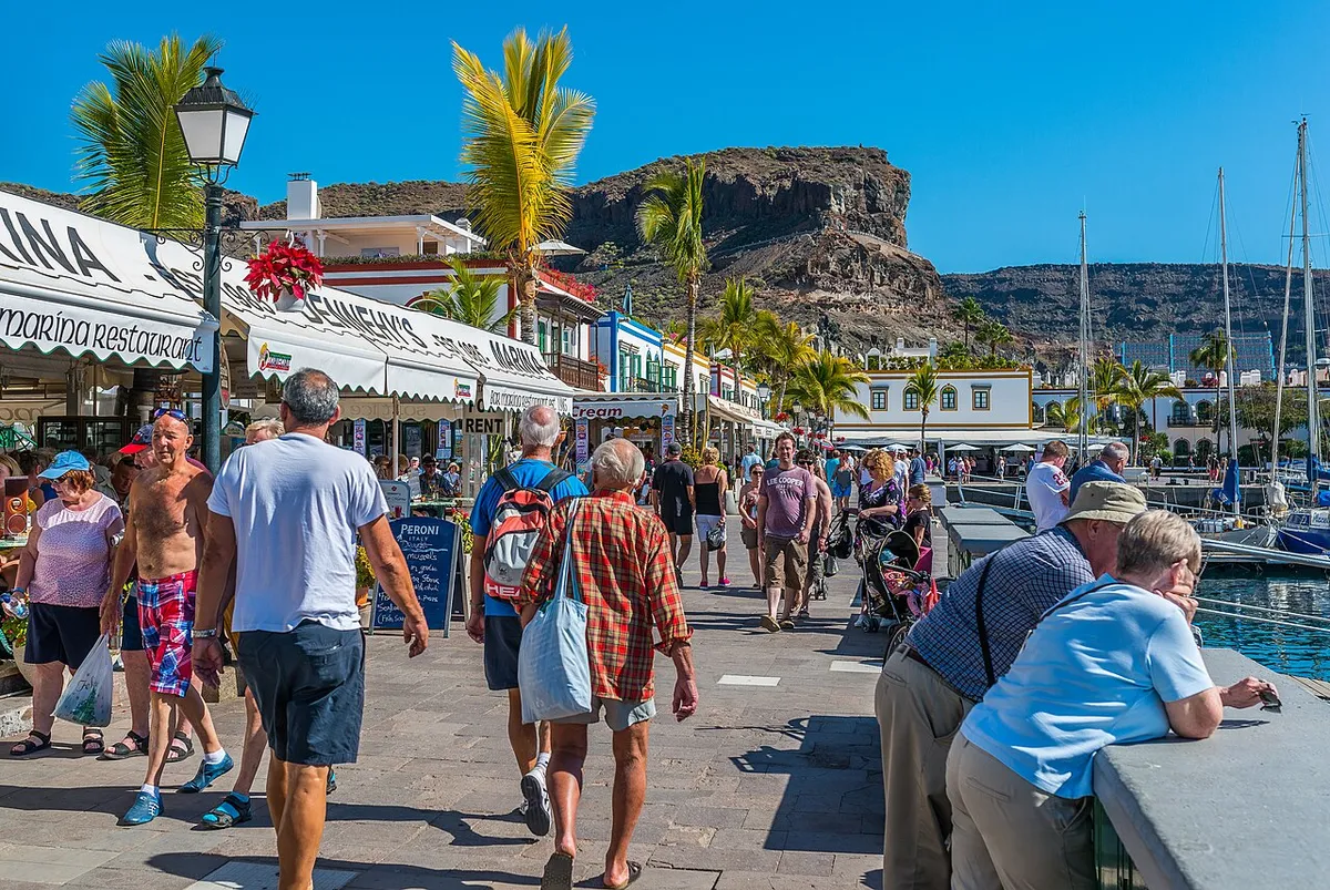 Turisták a Kanári-szigeteken a szigorú szabályozás bevezetése előtt