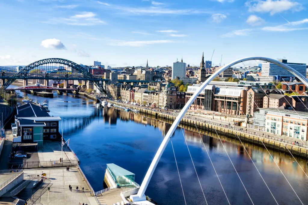 A 118 kilométer hosszú Tyne-folyó Newcastle-nél; a folyó nevének eredte kelta lehet, bár a folyót a szász korszakig nem ezen a néven ismerték.