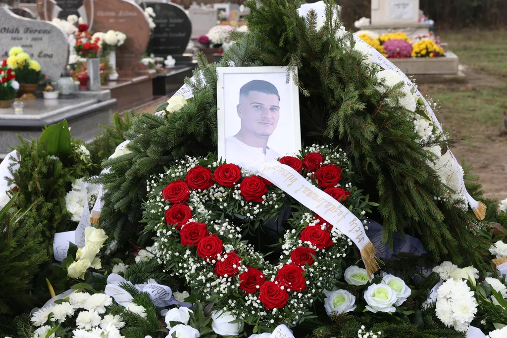 Vonat elé hajtó srác temetése 2025_11_17
Temetés Szentmártonkátán