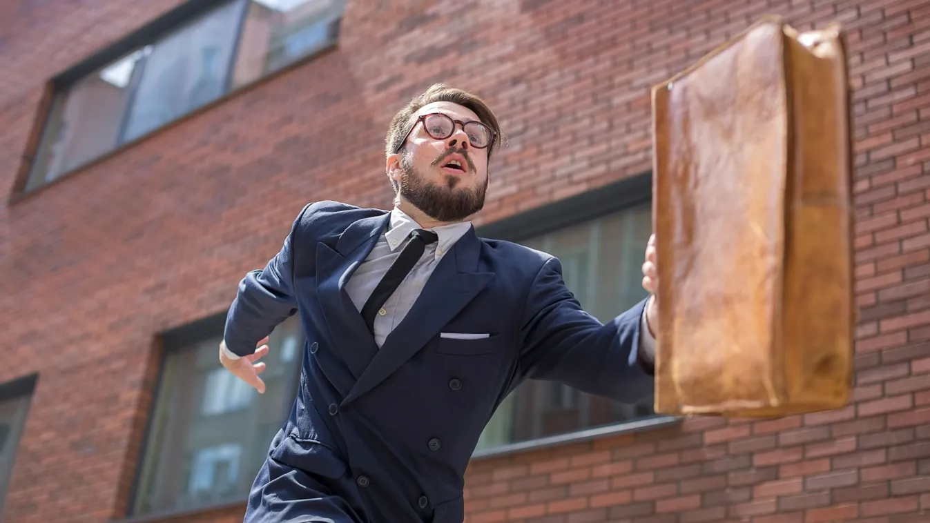 Fiatal üzletember éppen rohan, aki a személyisége alapján utálja a lassan sétáló gyalogosokat.