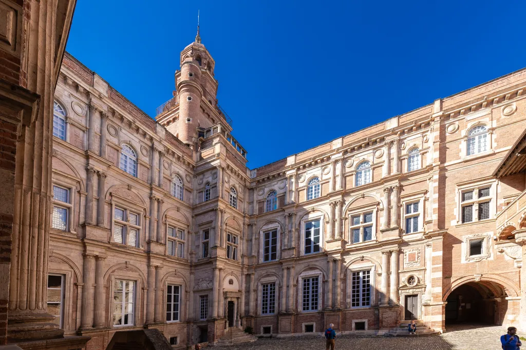 A Hôtel d'Assézat, egy XVI századi nagyvárosi kúria amelyben ma a Bemberg Alapítvány, a város egyik jelentős művészeti galériája található.