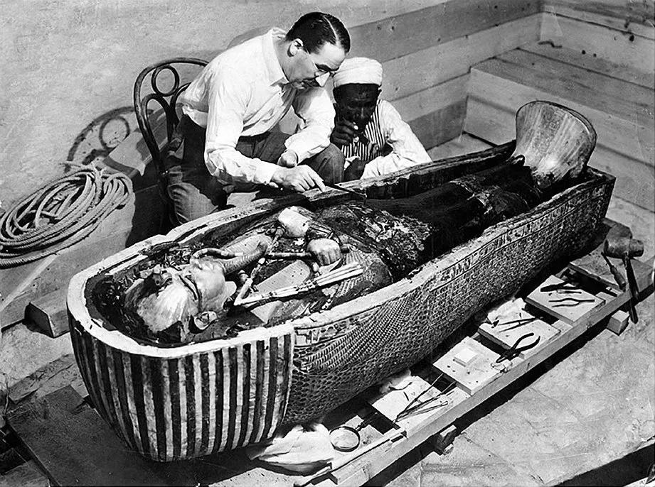 Howard Carter Tutanhamon koporsójával
