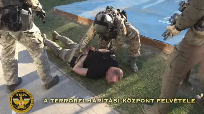 Körözés alatt állt a férfi, aki késsel ment be egy óvodába