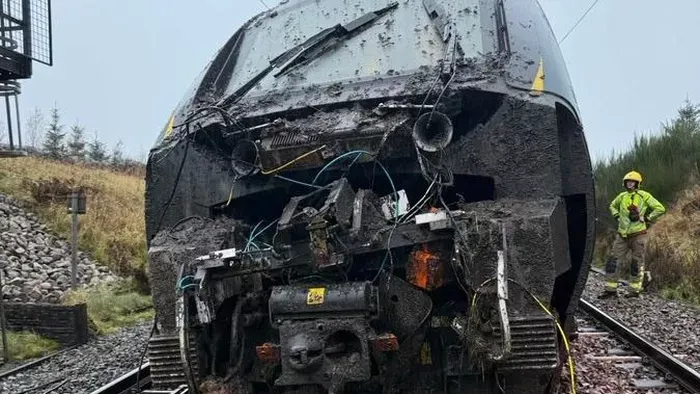 Kisiklott, majd ütközött az utasokkal teli vonat