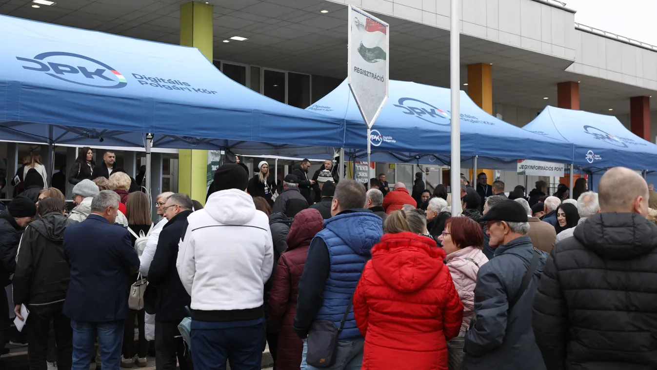 Máris kígyózó sorok, ameddig a szem ellát: megérkeztek az első képek a második Háborúellenes gyűlésről