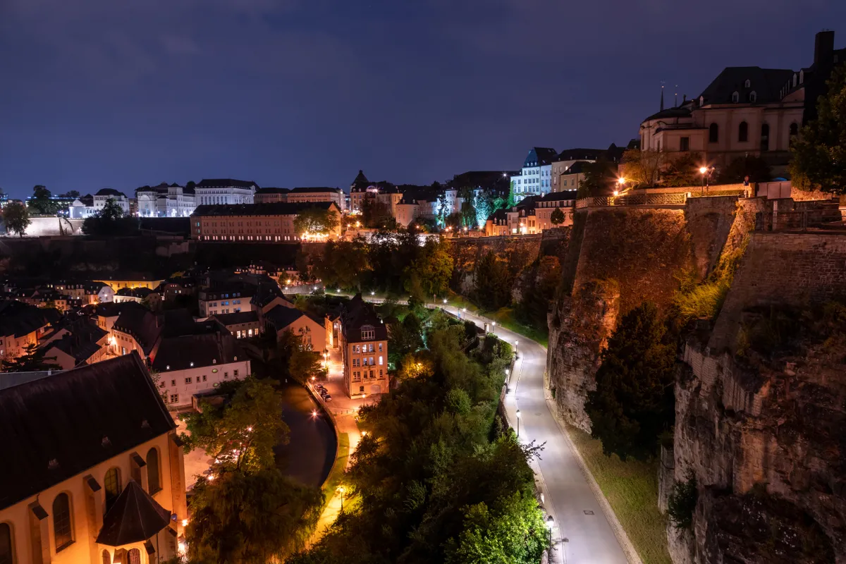 Luxemburg városa este 