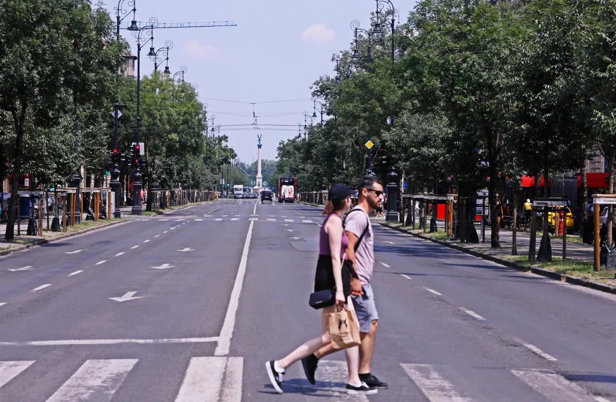 a budapesti Andrássy út két turistával