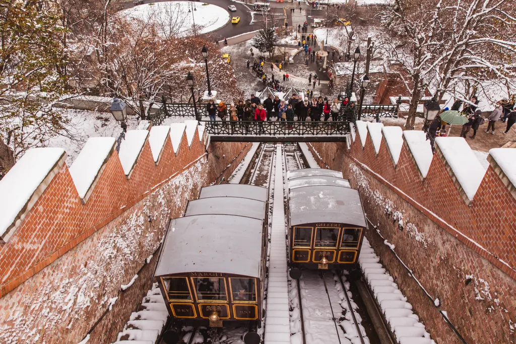 A budavári sikló 1870 márciusában állt üzembe, azóta a turisták egyik kedvenc látványossága.