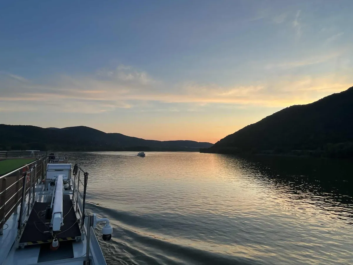 Nyugodt naplemente a folyami hajóról