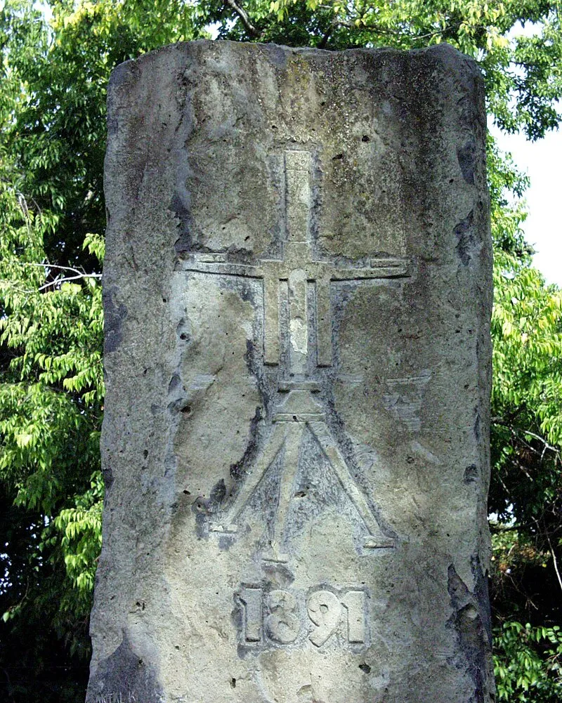 Az Eötvös-emlékoszlop a Ság-hegyen