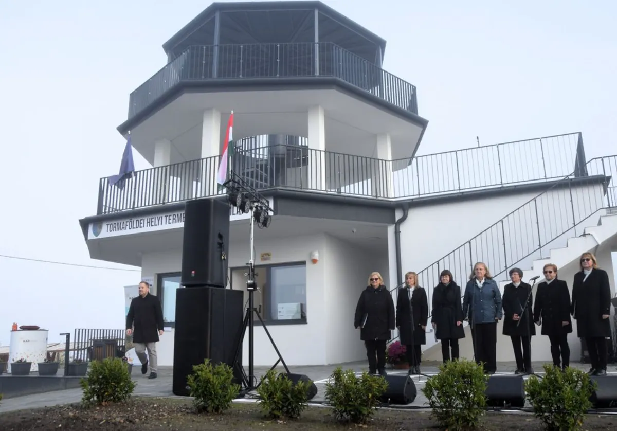 a tormaföldei kilátó és termelői piac átadása