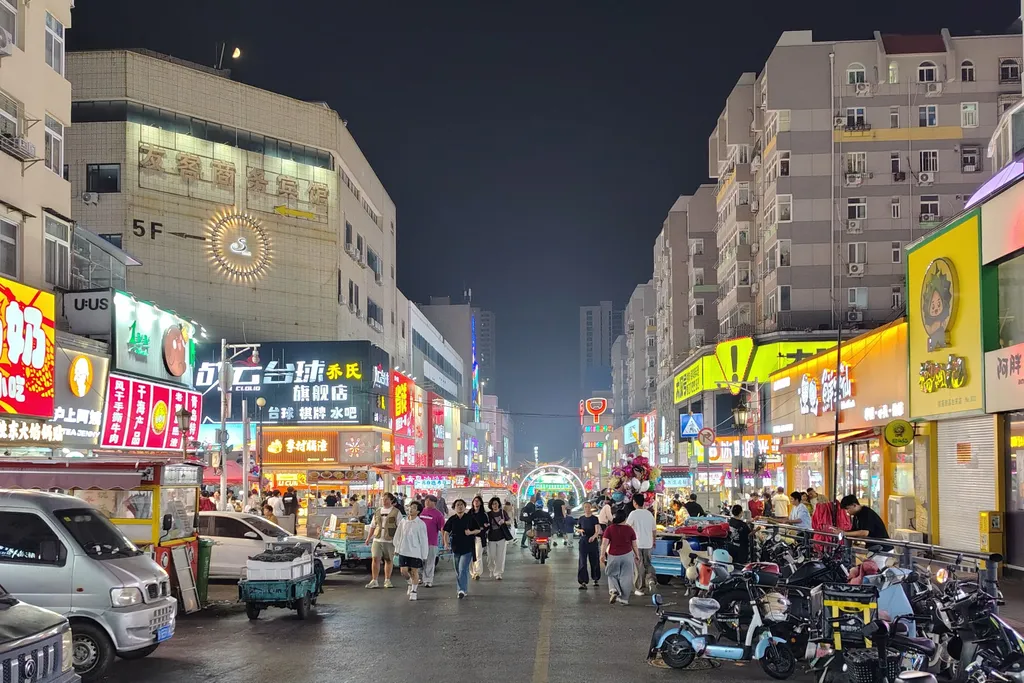 Csingtaoban pezseg az élet éjszaka.