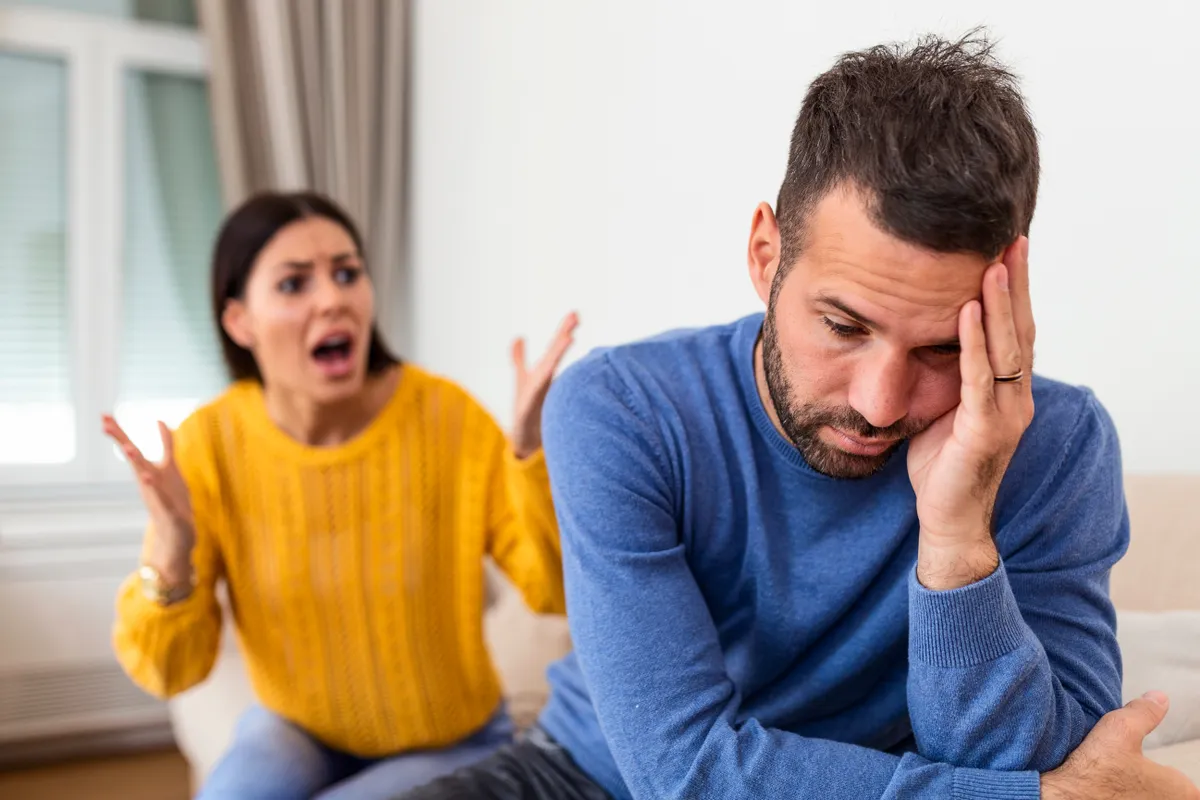 Tönkrement párkapcsolat miatt kért segítséget egy fiatal nő az interneten miután párja nem segített rajta